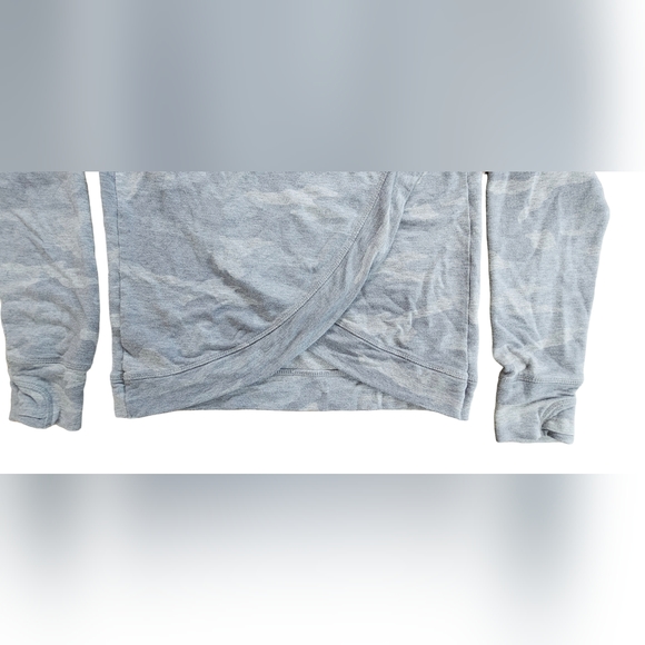 ATHLETA GIRL COZY CROSS YOUR FINGERS SWEATSHIRT Grey Heather Camo, size 12 - Picture 10 of 10